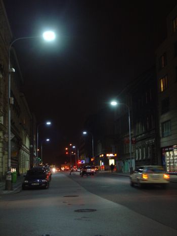 Ulice Stroupežnická pod lampami s LED diodami. Praha
