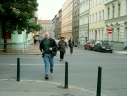 Chodci přebíhají ulici před přijíždějícími vozy
