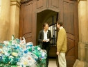 Tisková mluvčí ODS Michaela Maláčová symbolicky přebírá plastový odpad
