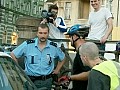 Policista vysvětluje cyklistovi, proč nemůže projet
