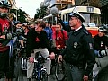 Policista si s cyklisty ujasňuje trasu