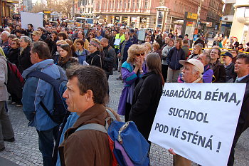 Demonstrace proti jižní variantě obchvatu před sídlem Magistrátu.