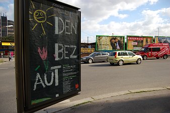 Billboard zvoucí na Den bez aut