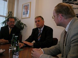 Premiér země Miroslav Topolánek spolu s Liborem Ambrozkem a Petrem Kalašem.