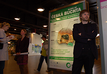 Vojtěch Kotecký před plakátem o biopotravinách