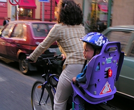 Dítě v cyklosedačce.
