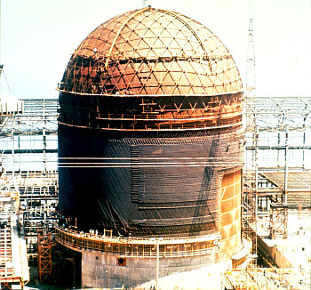 Částečně rozebraná vnější ochranná obálka reaktoru (kontejnment). 