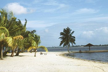 Pláž Cocody v Abidžanu na Pobřeží slonoviny.