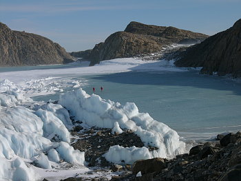 Zamrzlé ledovcové jezero na ostrově Mather, Prydzova zátoka, Antarktis. 