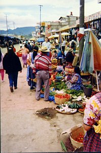 Tržiště se zemědělskými produkty v Guatemale.