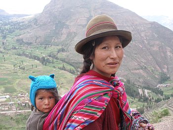Žena národnosti Kečua s dítětem v peruánských Andách.