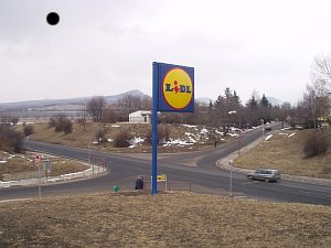 Reklamní pylon Lidlu v Lovosicích